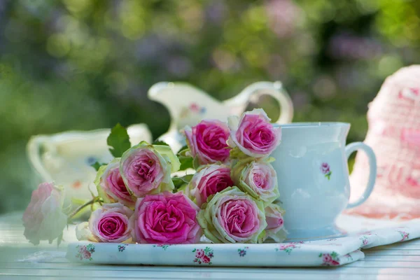 Рожеві Троянди Квітковий Букет Садовому Столі — стокове фото