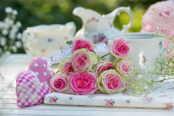 Rosa Rosor Blomma Boquet Ett Trädgårdsbord — Stockfoto