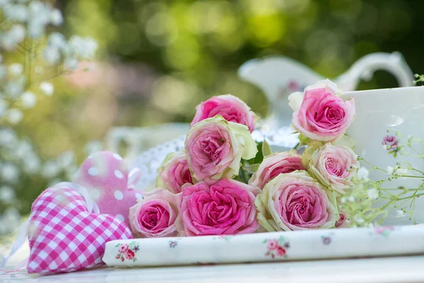 Rosa Rosa Boquete Flor Uma Mesa Jardim — Fotografia de Stock