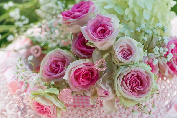 Рожеві Троянди Квітковий Букет Садовому Столі — стокове фото