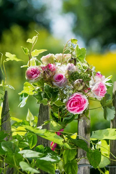 Buket Bunga Merah Muda Pagar Taman — Stok Foto