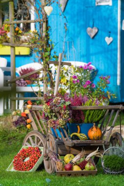 Sonbahar dekorasyonlu eski merdiven arabası. 