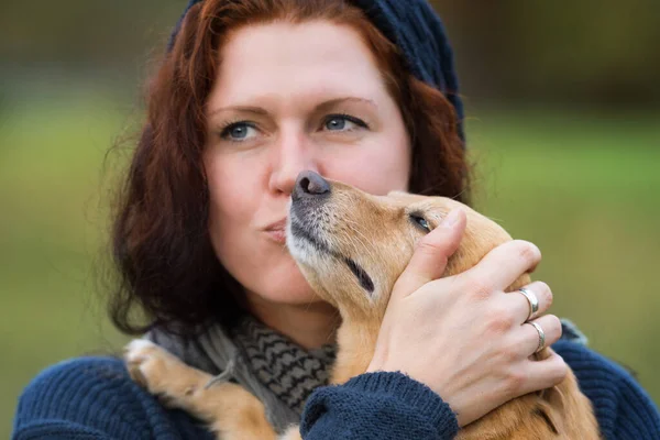 Женщина Держит Свою Собаку Руках — стоковое фото