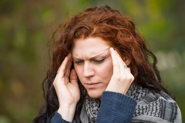 Mujer Pelirroja Tiene Dolor Cabeza — Foto de Stock