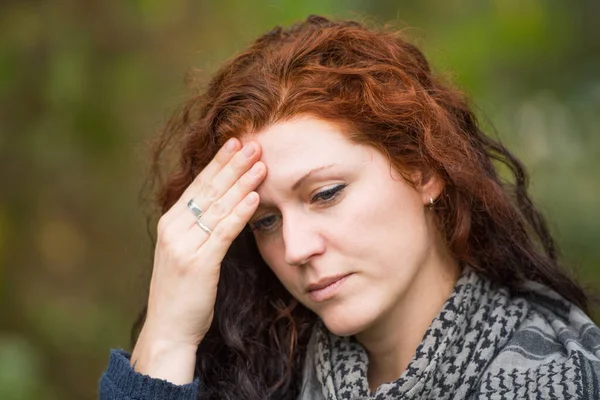 Femme Rousse Mal Tête — Photo