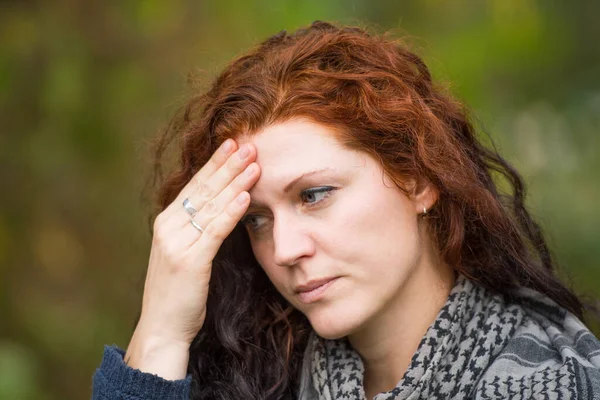 Mujer Pelirroja Tiene Dolor Cabeza — Foto de Stock