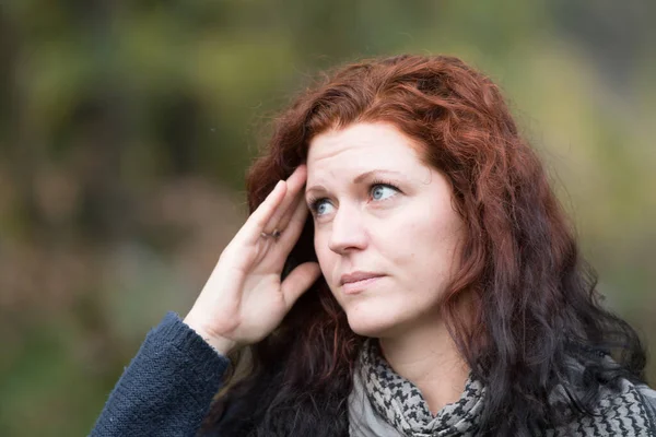 Mujer Pelirroja Tiene Dolor Cabeza — Foto de Stock