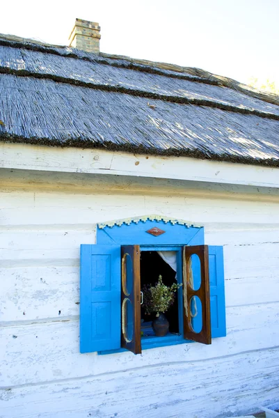 Une fenêtre dans la maison — Photo