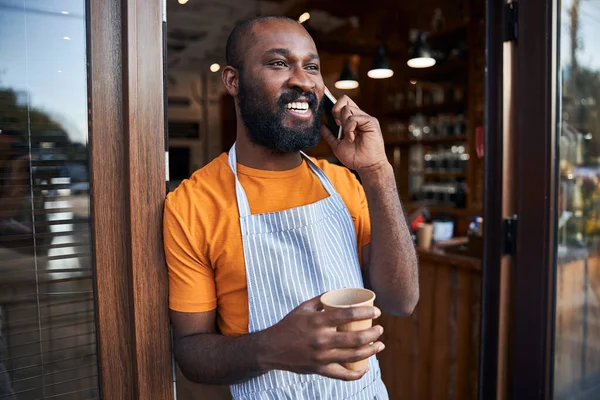 Alegre hombre afroamericano hablando por celular al aire libre — Foto de Stock