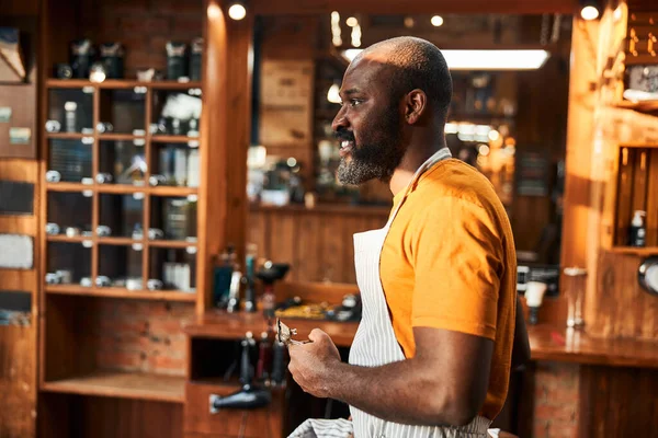 Knappe Afro-Amerikaanse man met een kapper in de kapperszaak — Stockfoto