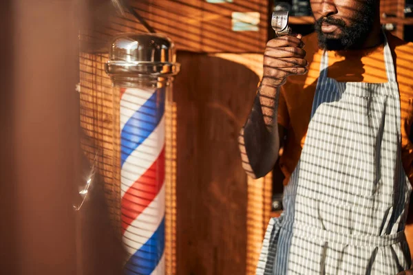 Афроамериканець тримає портативне оздоблення волосся. — стокове фото