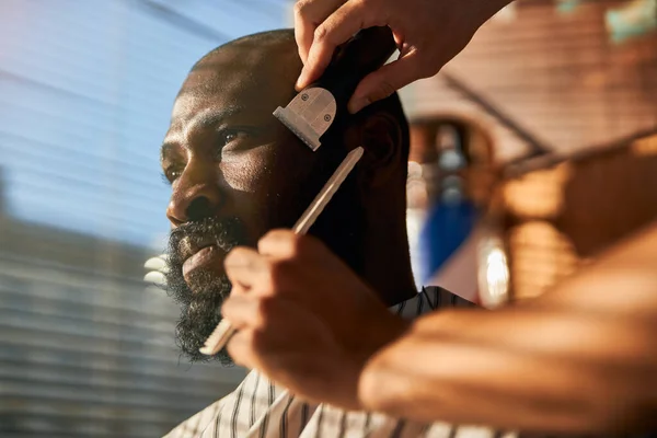 Professionell frisör klippning klient skägg i frisörsalong — Stockfoto