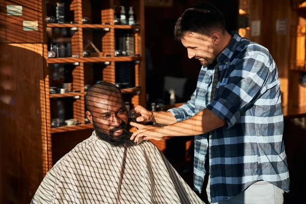 Чоловіча барбер гоління клієнтська борода з електричною бритвою — стокове фото