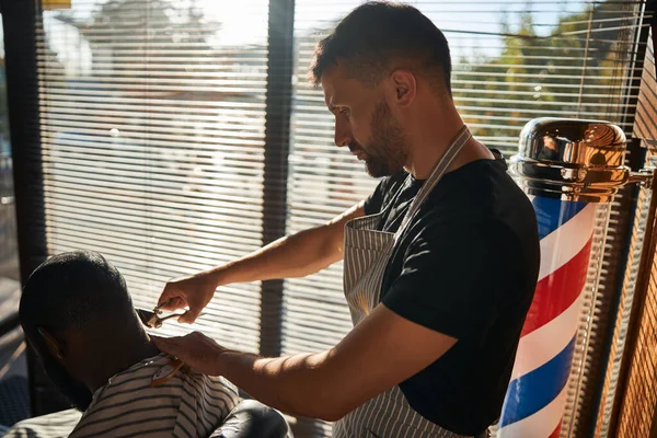 Man kapper maken kapsel met vintage haar trimmer — Stockfoto