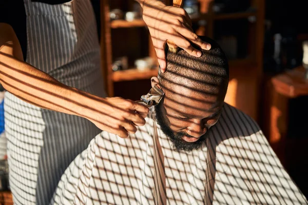 Frisör gör frisyr med vintage metall hår trimmer — Stockfoto