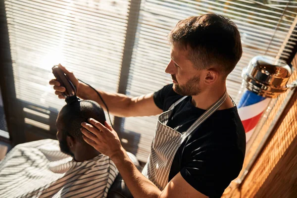 Афроамериканець стрижеться в перукарні. — стокове фото