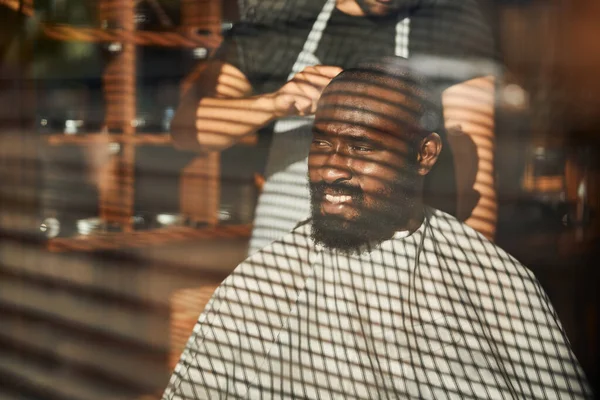 Frisör kamma klient hår bakom glas i frisör — Stockfoto