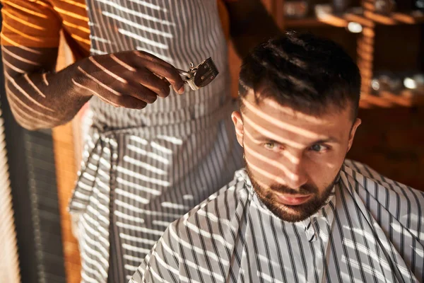 Чоловіче пальто для різання клієнтського волосся з вінтажним тримером для волосся — стокове фото
