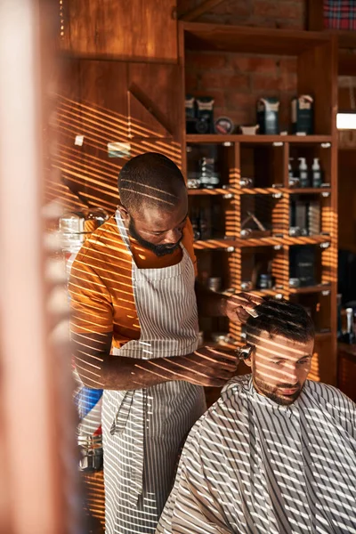 Snygg manlig klient som klipper sig i frisörsalongen — Stockfoto