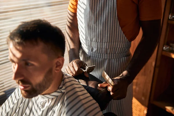 Красивий бородатий джентльмен отримує зачіску в перукарні — стокове фото