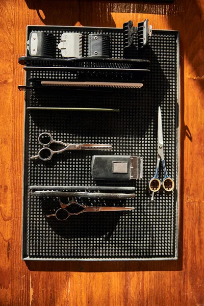 Black rubber mat with hairstyling tools in barbershop — Stock Photo, Image