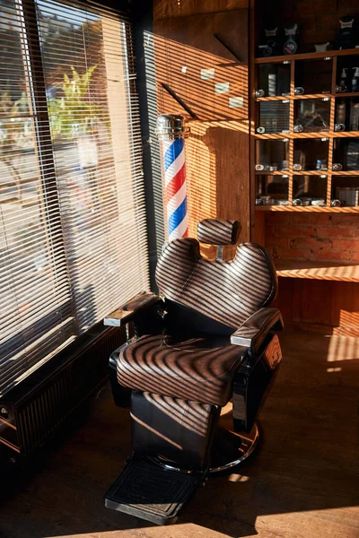 Інтер'єр перукарні з професійним перукарським стільцем — стокове фото