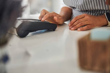 Dükkan personeli para terminali üzerinden ödeme kabul ediyor
