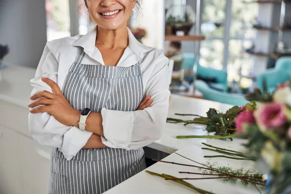 Smiley vrouwelijke bloemist poseren in een bloem studio — Stockfoto