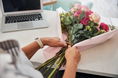 Profesyonel çiçekçi güzel bir buket yapıyor.