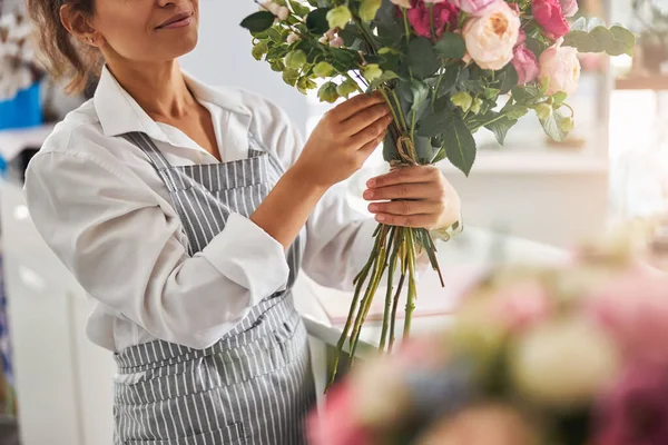 Senhora elegante segurando uma composição floral em uma loja de flores — Fotografia de Stock