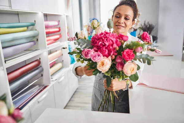 Especialista floral experto sosteniendo un ramo de su creación — Foto de Stock