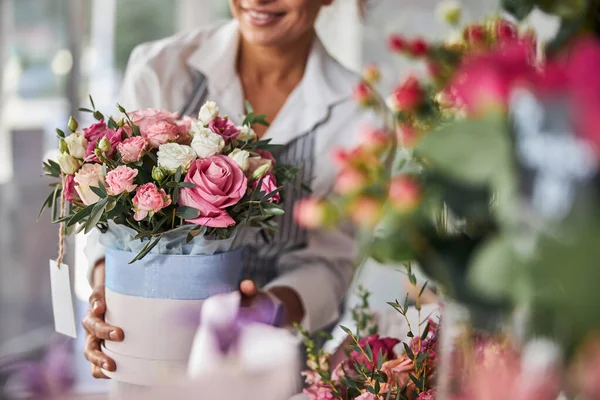 Florista creativa posando con una composición floral — Foto de Stock