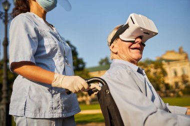 Olgun bir adam sanal gerçeklik kulaklığı kullanıyor.