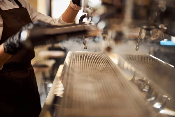 Barista sosteniendo jarra haciendo chorro de leche para el café — Foto de Stock