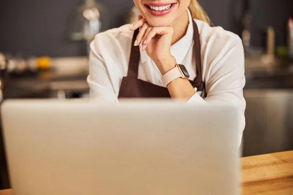 Gelukkig vrolijke jonge vrouw staan in de binnen op de laptop — Stockfoto