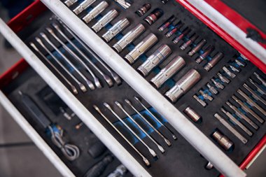 Garajda profesyonel araba tamir aletleri var.