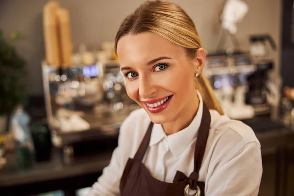 Senhora caucasiana elegante sorrindo para a câmera de fotos no café — Fotografia de Stock