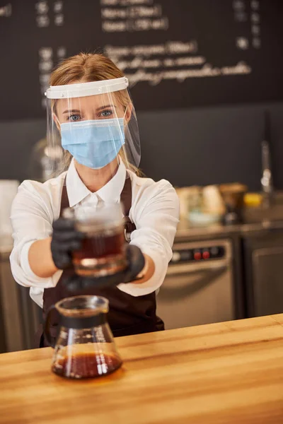 Жінка-офіціант в уніформі працює в кавовому барі — стокове фото