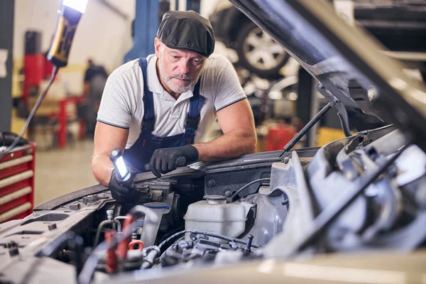 Bärtiger Automechaniker bei der Arbeit in der Autoreparaturwerkstatt — Stockfoto