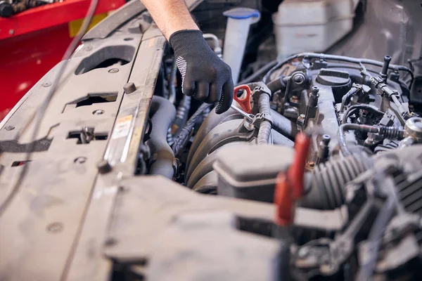 Mécanicien automobile réparation manuelle de voiture à la station-service de réparation — Photo