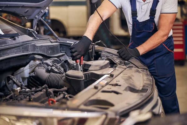 Male worker repairing car at repair service station — Stock Photo, Image