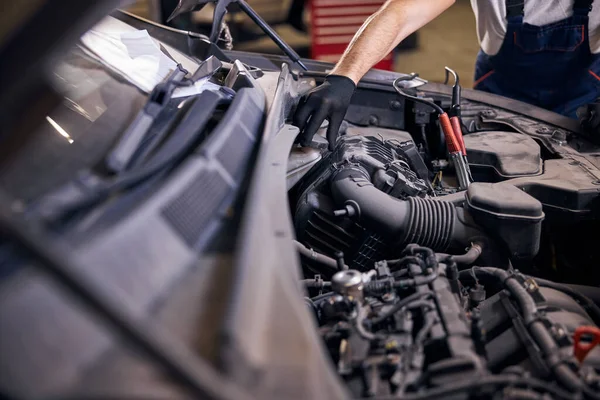 Männlicher Arbeiter repariert Auto an Reparatur-Tankstelle — Stockfoto