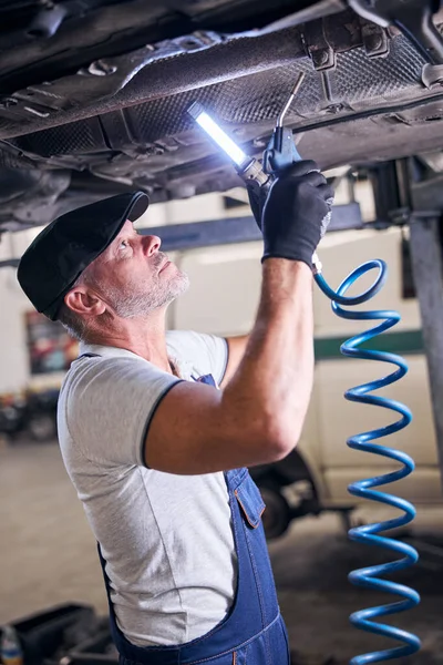 Bärtiger Automechaniker repariert Auto in Garage — Stockfoto