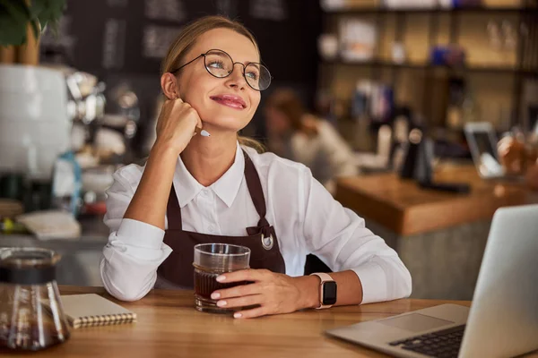 Donna barista abbattimento felice in caffetteria — Foto Stock