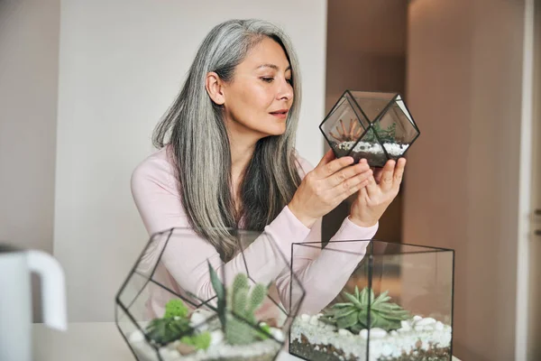 Hermosa mujer sosteniendo vidrio geométrico florario suculento — Foto de Stock