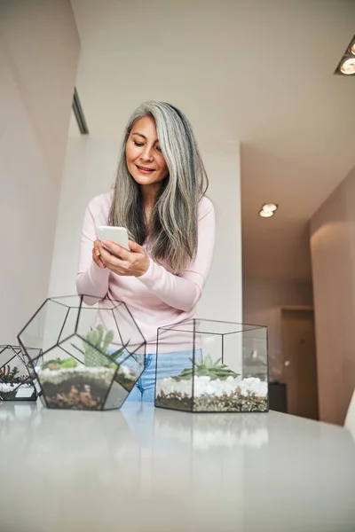 Wanita menawan menggunakan smartphone modern di rumah — Stok Foto