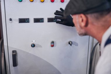 Oto tamirhanesinde mekanik işletim paneli