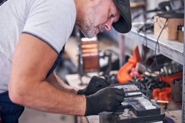 Araba tamir istasyonunda sakallı tamirci kontrol cihazı