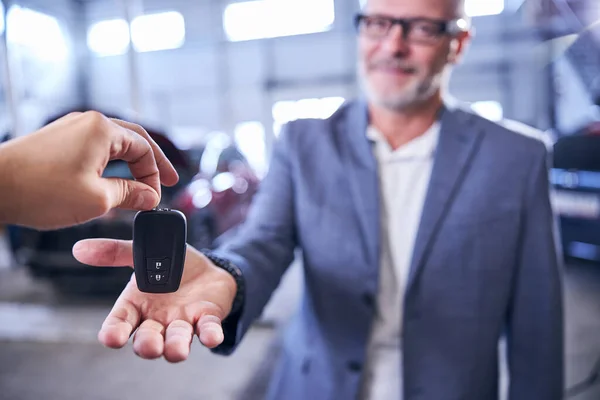 Männliche Hand übergibt Smart-Autoschlüssel an Fahrer an Tankstelle — Stockfoto