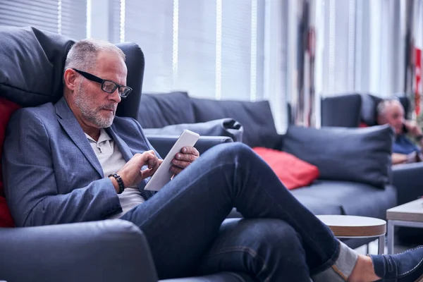 Snygg man som använder surfplatta på business center — Stockfoto